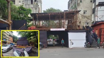 In Pune mandap chariots on road