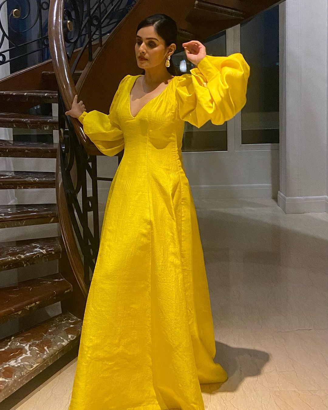 Neha Kakkar's Haldi Ceremony Pictures Go Viral, Singer Looks Radiant In Yellow  Dress - Filmibeat