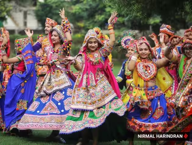 गरबा खेळताना तरुणी, तसेच महिला परिधान करतात त्या घागरा चोली देशभर प्रसिद्ध आहे. (Express Photo by Nirmal Harindran)