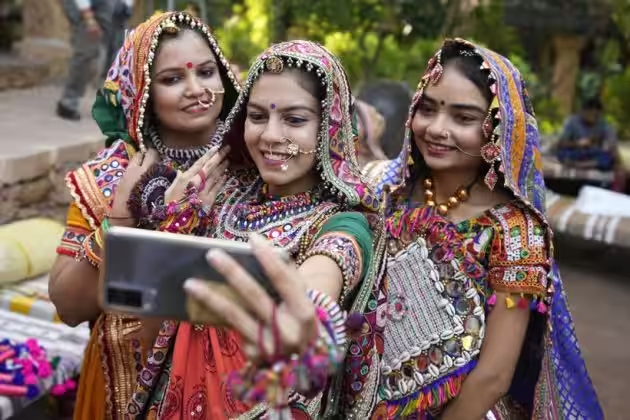 हातात दांडिया घेऊन खेळले जाते, त्याला ‘दांडिया किंवा दांडिया रास’ असे म्हटले जाते. (Express Photo by Nirmal Harindran)