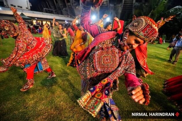 गरब्याचं स्वरूप आता ग्रँड झालं आहे. (Express Photo by Nirmal Harindran)