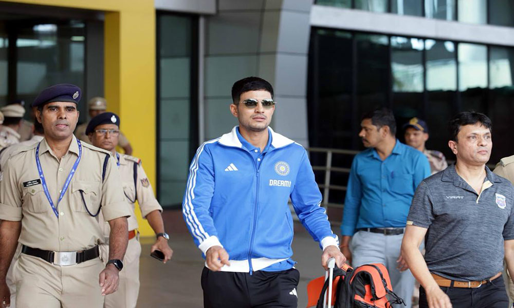 Team India reached Pune before the match against Bangladesh got a warm welcome at the airport