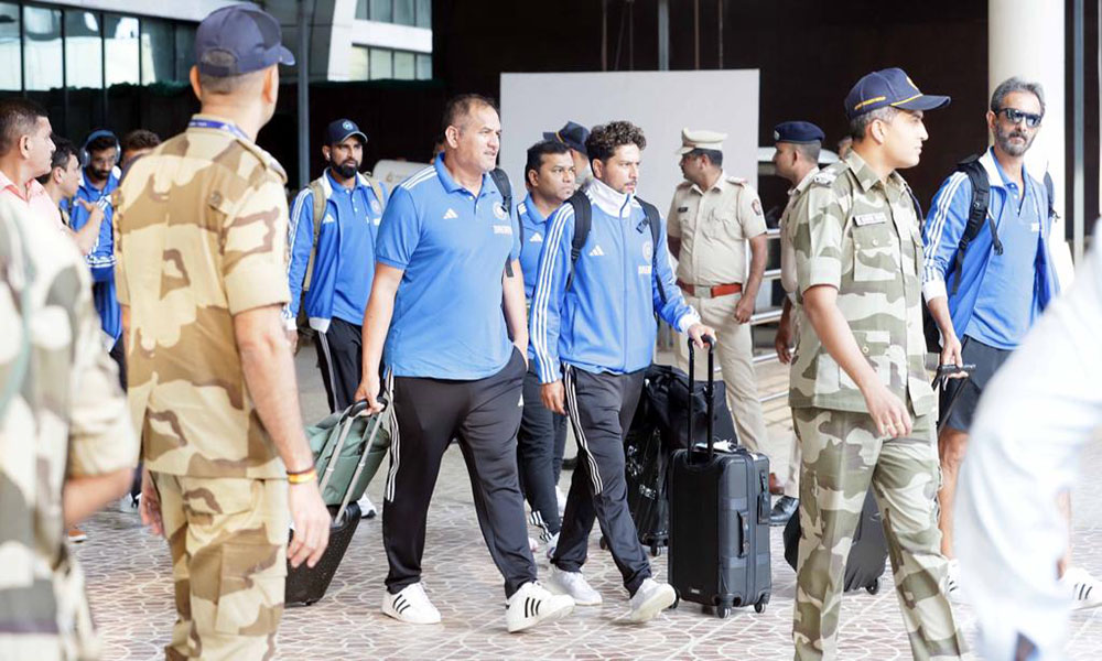 Team India reached Pune before the match against Bangladesh got a warm welcome at the airport