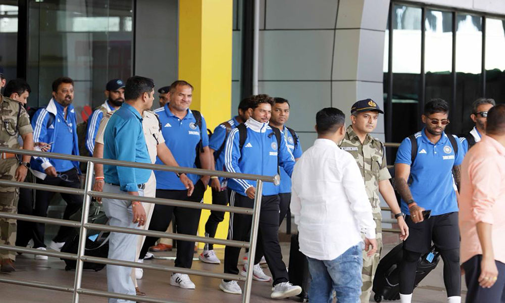 Team India reached Pune before the match against Bangladesh got a warm welcome at the airport