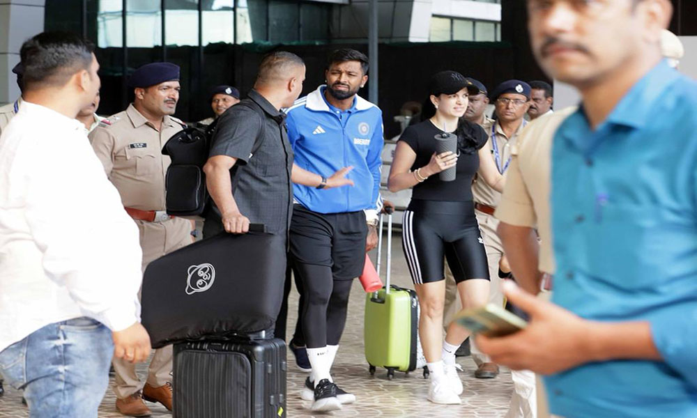 Team India reached Pune before the match against Bangladesh got a warm welcome at the airport