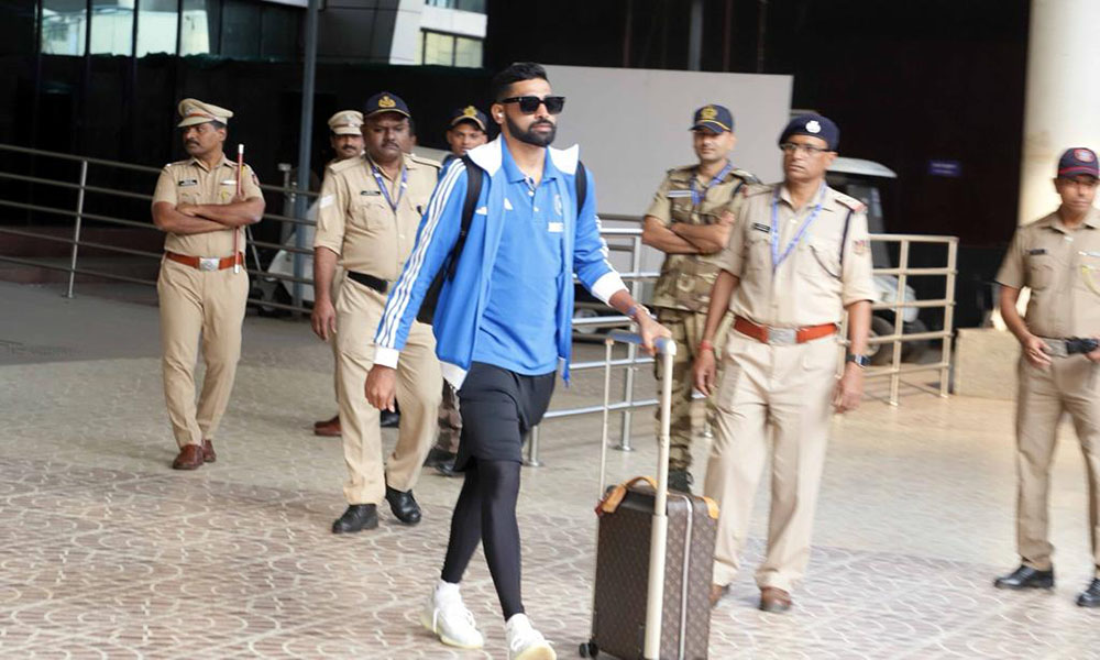 Team India reached Pune before the match against Bangladesh got a warm welcome at the airport