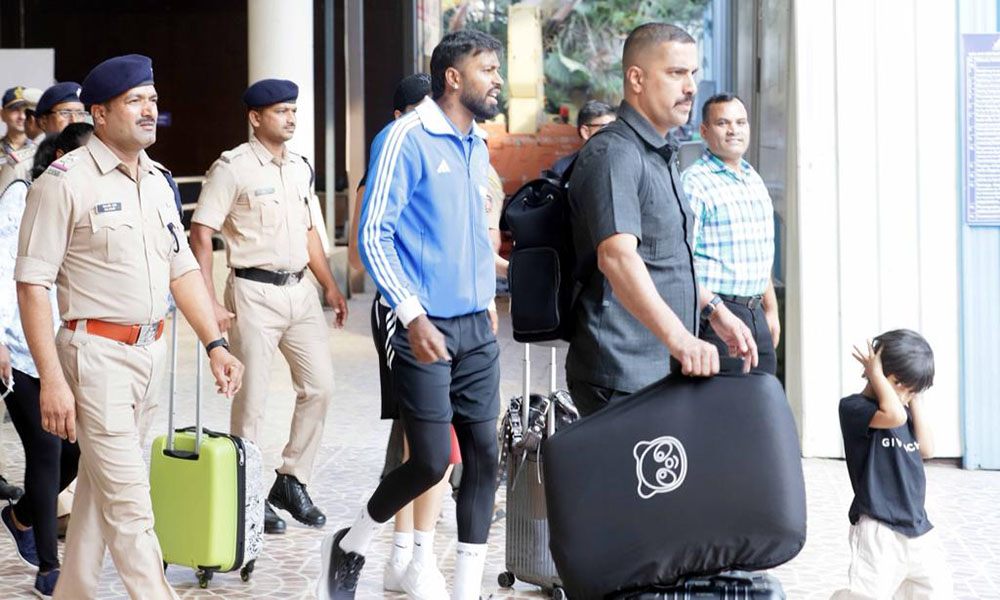 Team India reached Pune before the match against Bangladesh got a warm welcome at the airport