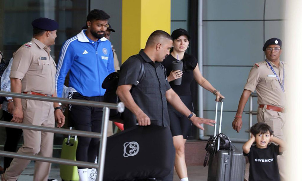 Team India reached Pune before the match against Bangladesh got a warm welcome at the airport