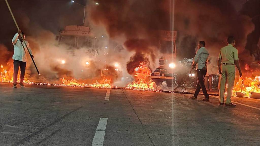 maratha protestors Burn Tyres