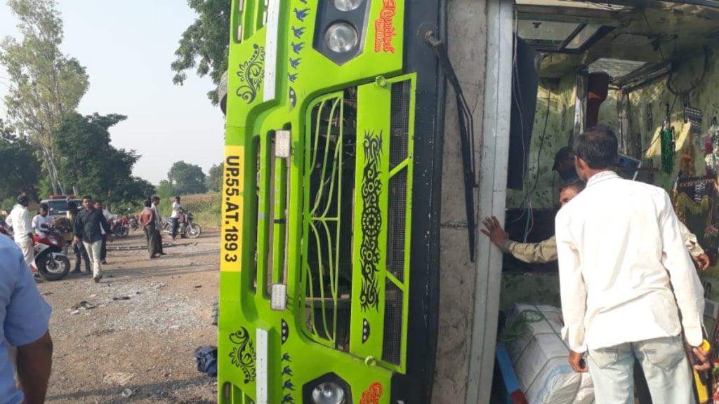 20 passengers injured Pune-Gorakhpur private bus accident Shindkheda taluka dhule