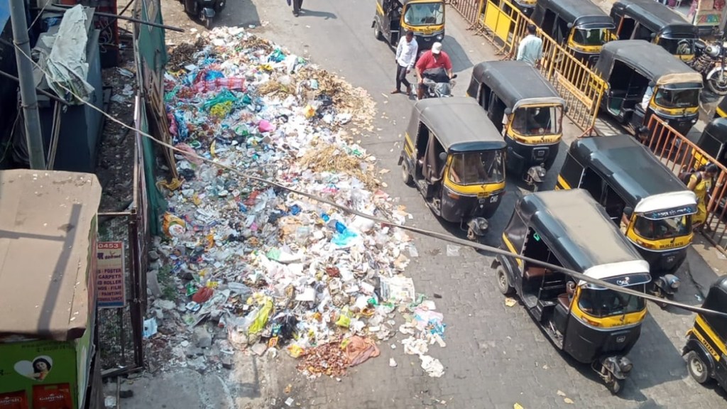 garbage pile up in kalyan dombivli, strike of sanitation workers, contract basis sanitation workers in kalyan dombivli