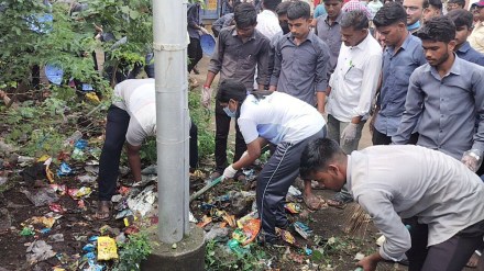 washim district collector buveneswari s, cleanliness drive in washim, buveneswari s participated in cleanliness drive