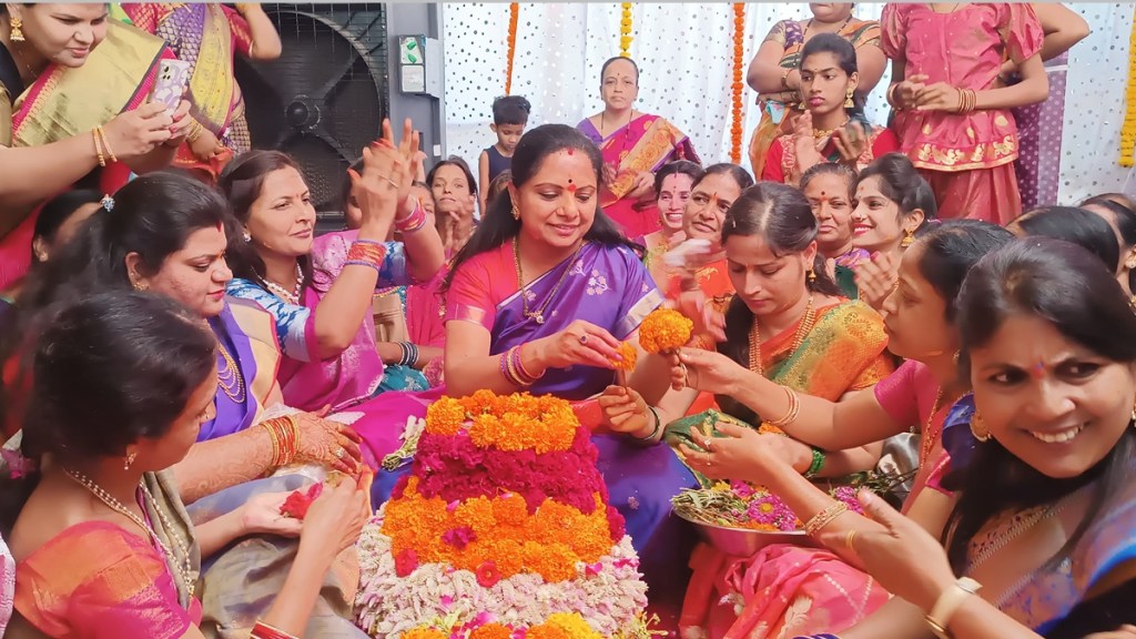 kavitha in solapur, telangana cm kcr, kcr daughter kavitha in solapur, solapur bathukamma celebration