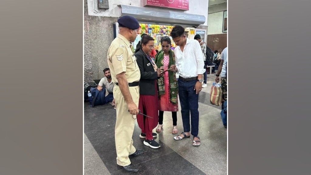 Pune Division Central Railway caught More than 1 thousand without ticket passengers single day Pune-Daund line Pune station