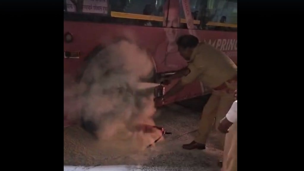 navi mumbai nmmt bus, nmmt bus catches fire, traffic police and bus driver, bus driver helped to extinguish fire