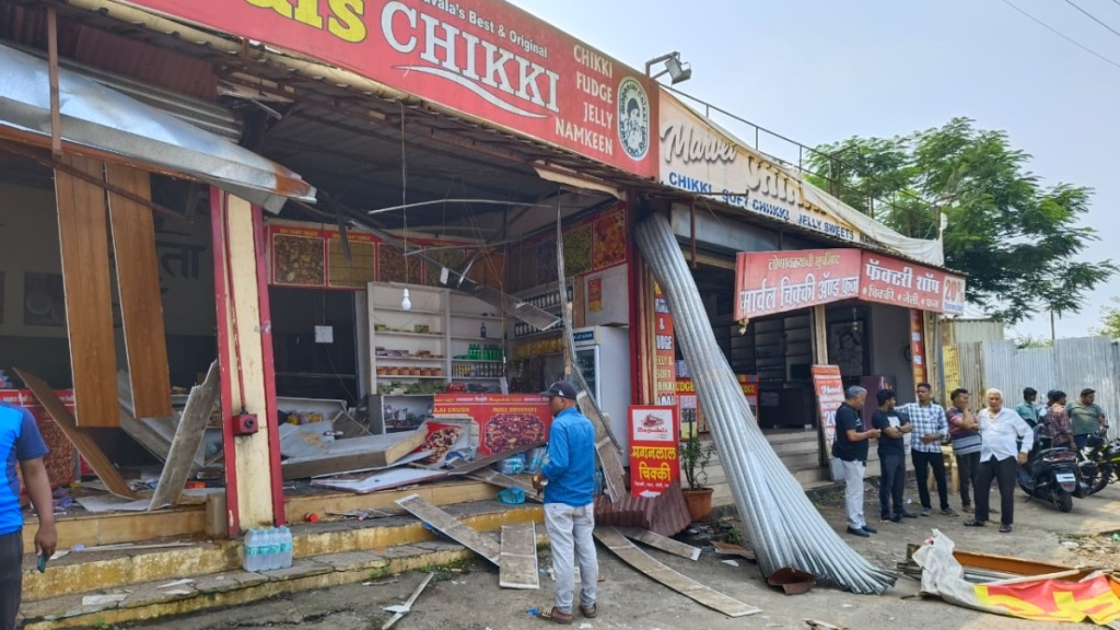 truck entered two Chikki shops lonavala, no one injured incident