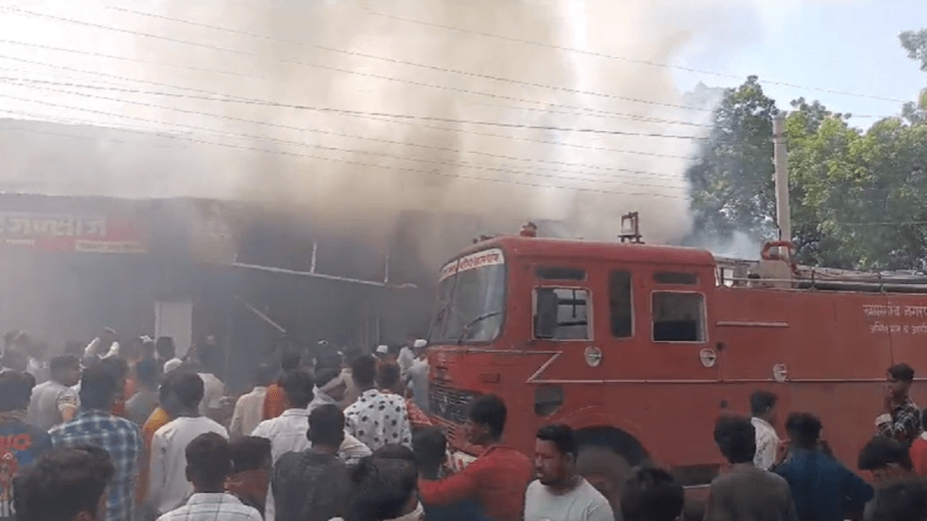 Fire to shops in Khamgaon