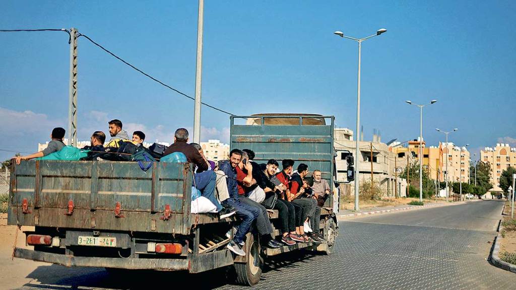 thousands of palestinians flee from northern gaza after israel evacuation order