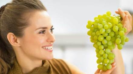 health news eating grapes may benefit eye health