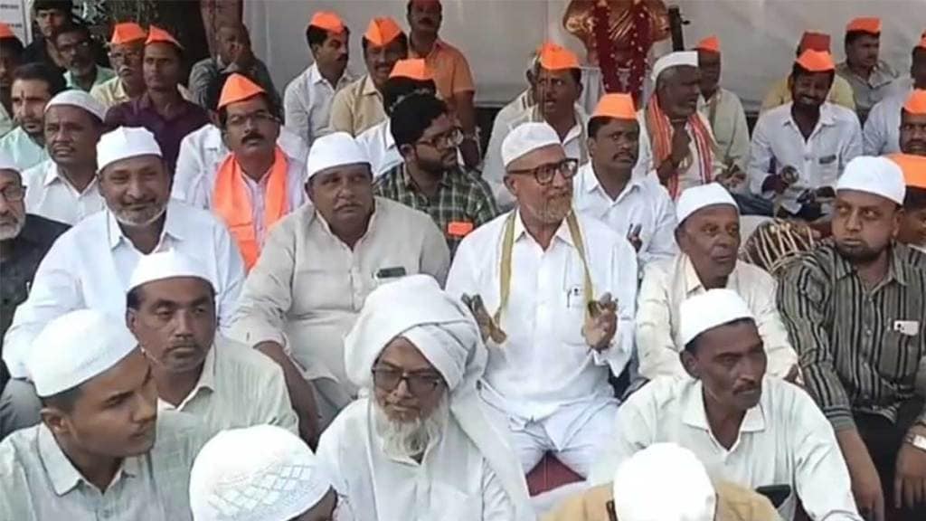 bjp mla subhash deshmukh surrounded by protesters