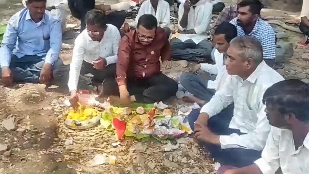 Swabhimani Farmers Association pinddan protest Muktainagar jalgaon against deprivation crop insurance compensation banana producers