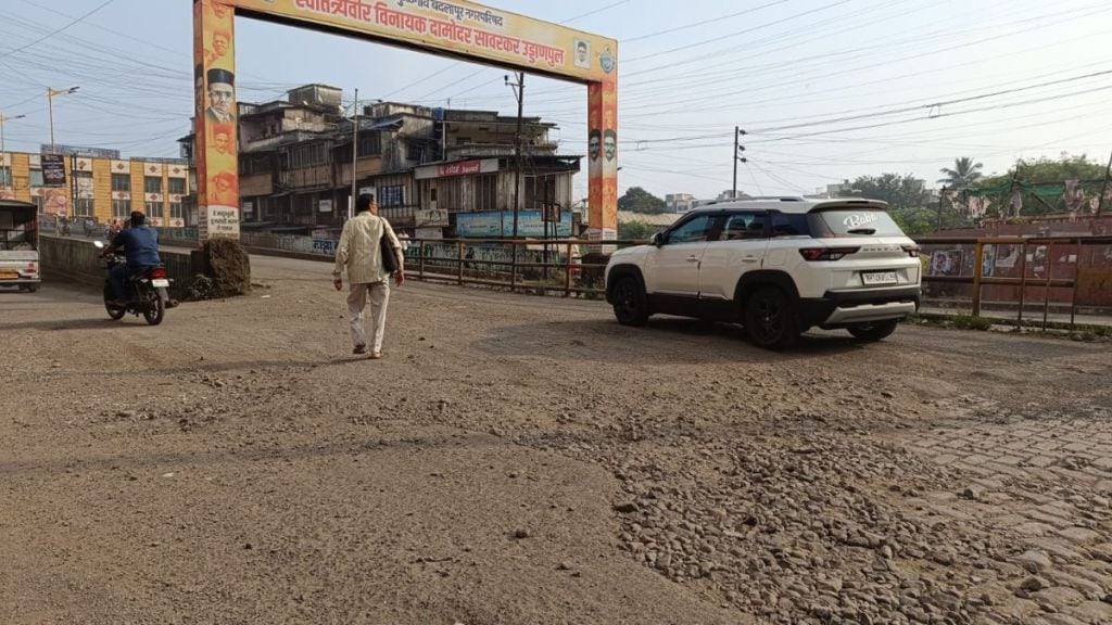 potholes outside the badlapur Municipal Headquarters