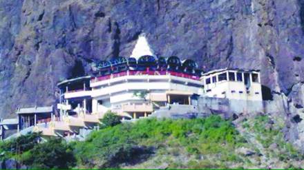 police appeal devotees to cooperate at saptashrungi fort to control crowd