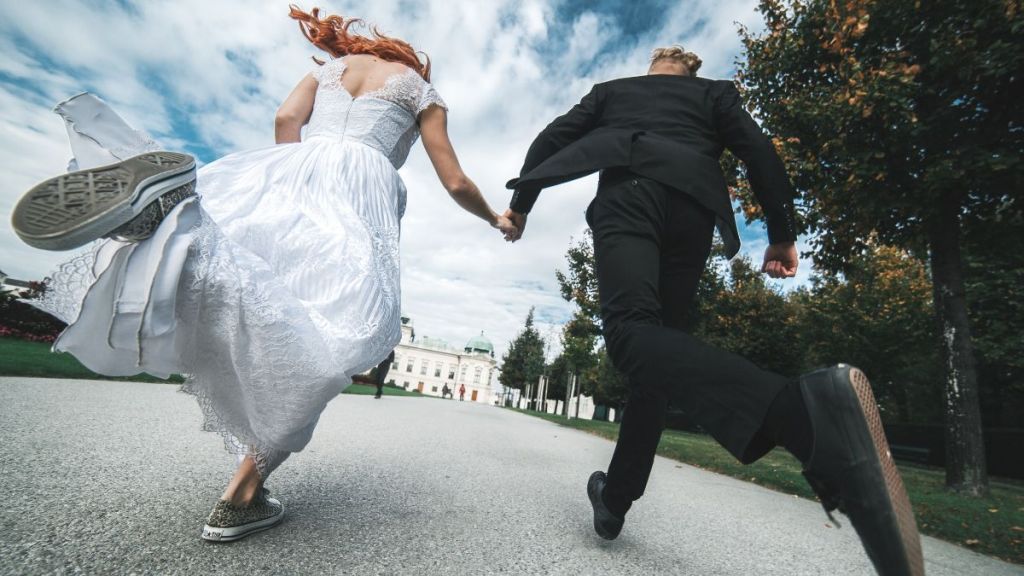 weird news bride groom fleeing without paying bill of restaurant italy