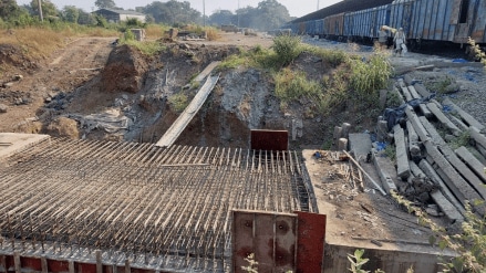 Construction of separate yard long distance mail-express Kalyan railway station