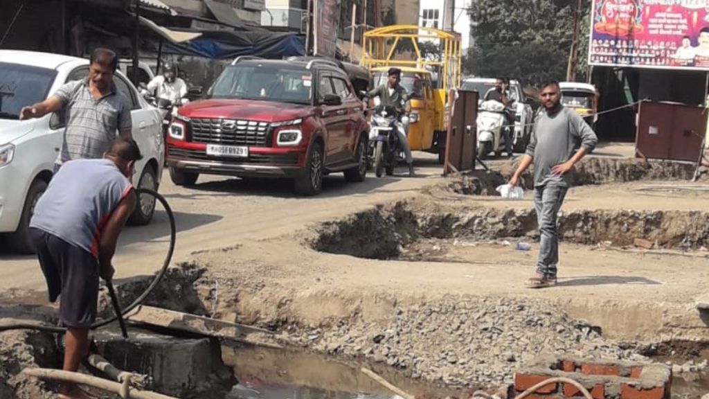 Traffic jam due to slow speed road works in Dombivli