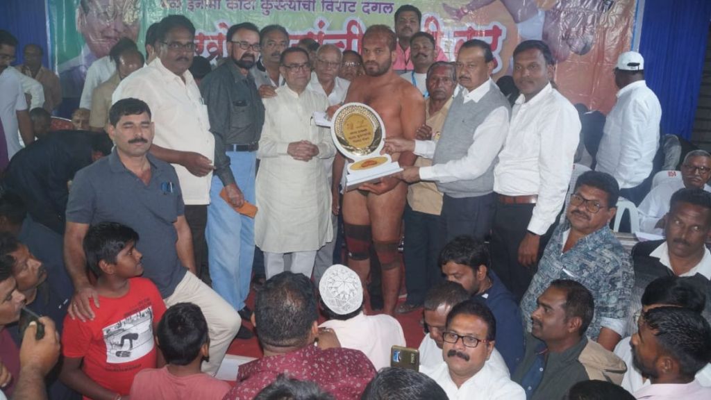 Gokul Aware from beed won the Kata Kusti Dangal