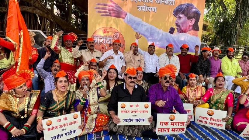 Pune Marathi Artist Protest Maratha Reservation Wearing gold Jewelry Goggles Photos Viral Support Manoj Jarange Patil Update 
