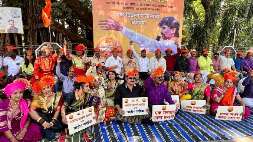 Pune Marathi Artist Protest Maratha Reservation Wearing gold Jewelry Goggles Photos Viral Support Manoj Jarange Patil Update 
