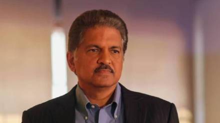 unknown person looks exactly like famous industrialist Anand Mahindra