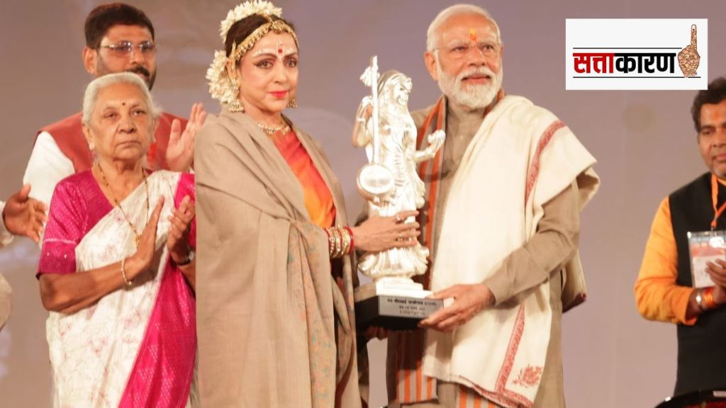 PM-Narendra-Modi-at-Mathura-Mirabhai-Program-Hema-Malini