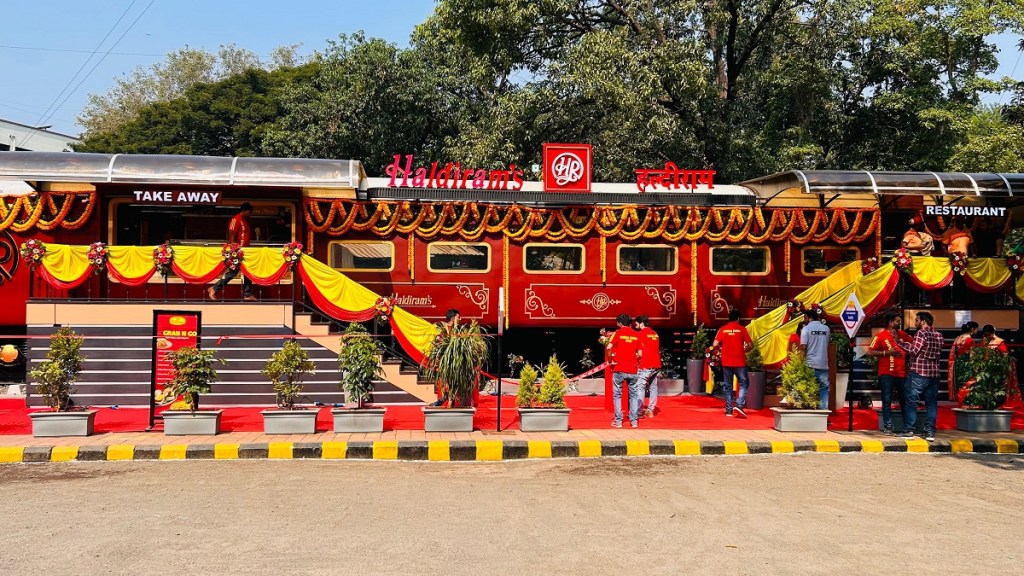 Restaurant on wheels Pune station