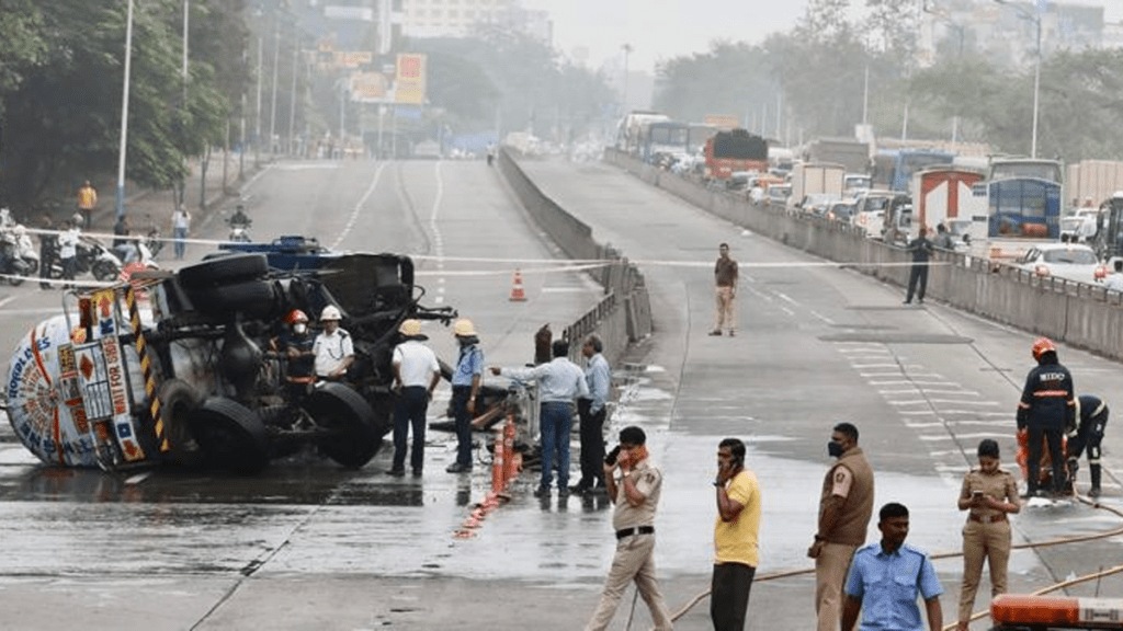 tanker overturned Wadgaon Sheri Chowk Pune Nagar road large amount air leakage pune