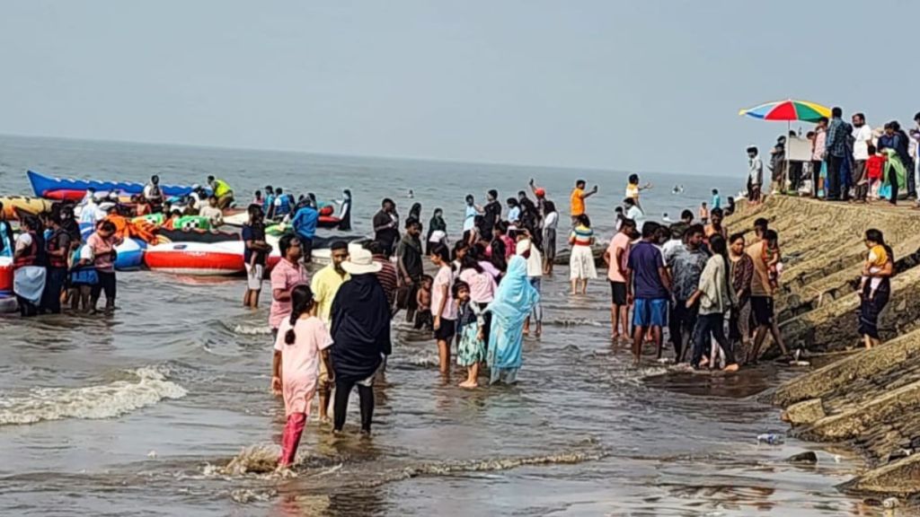 beaches of Raigad are crowded with tourists