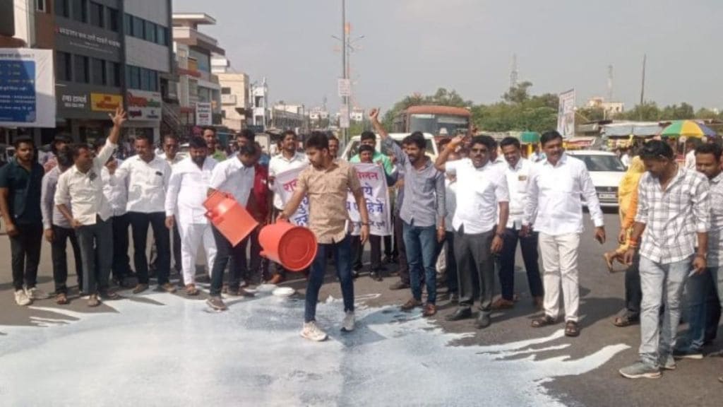 Block the way by farmers and pouring milk on the road