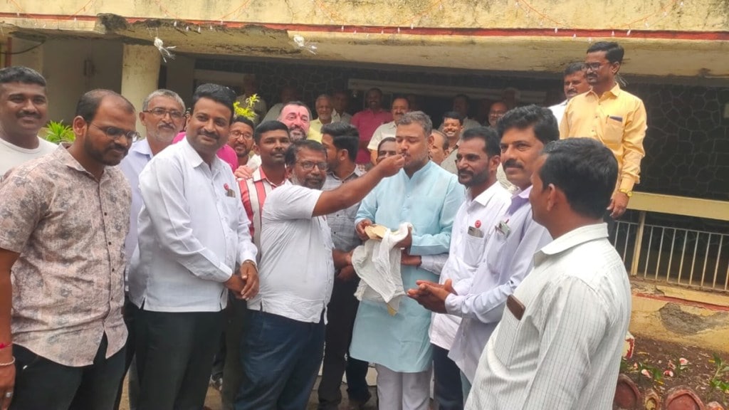 kharda bhakari protest, kharda bhakri andolan, protest outside the bungalows of sugar factory officials in sangli