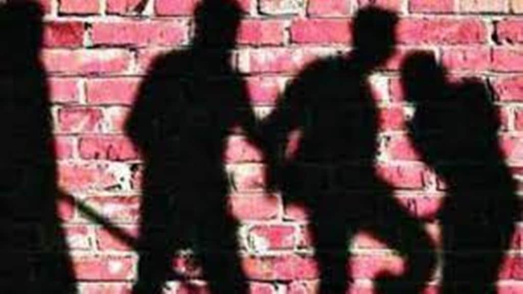 young man kidnapped in mumbai, young man robbed of rupees 10 thousand in mumbai