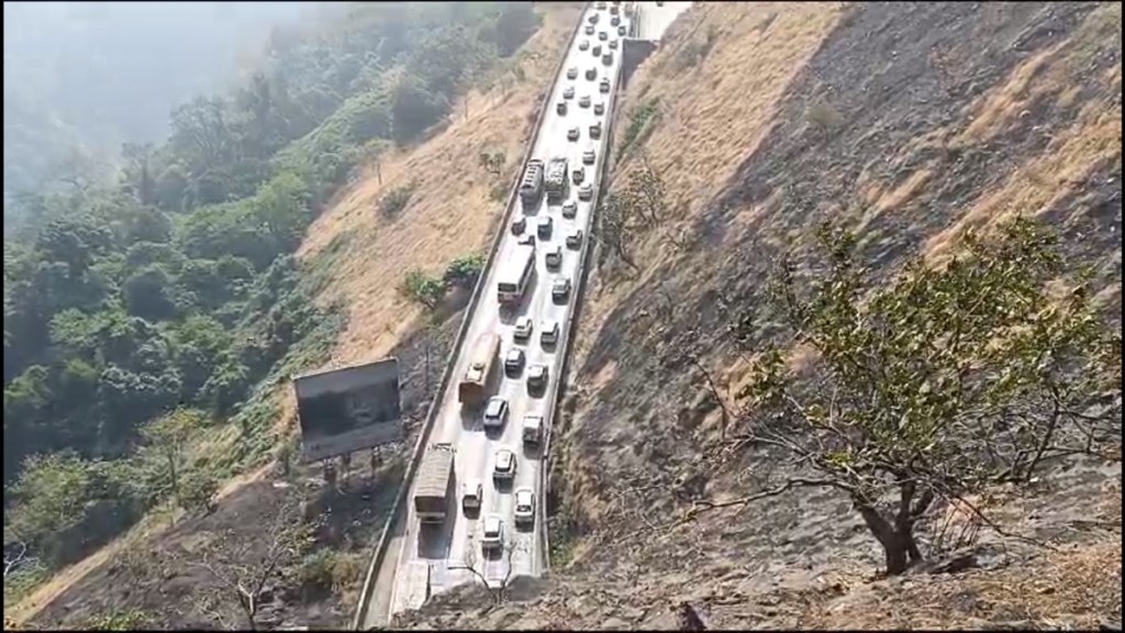 mumbai pune expressway traffic jam, raigad khopoli traffic jam