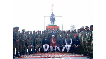 eknath shinde unveils shivaji maharaj statue