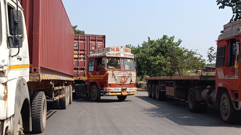 Roads between JNPT and Dronagiri become depots for container vehicles