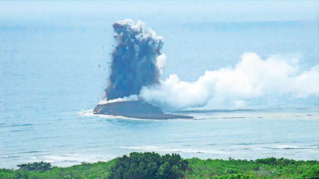 new island in japan sea of after volcanic eruption