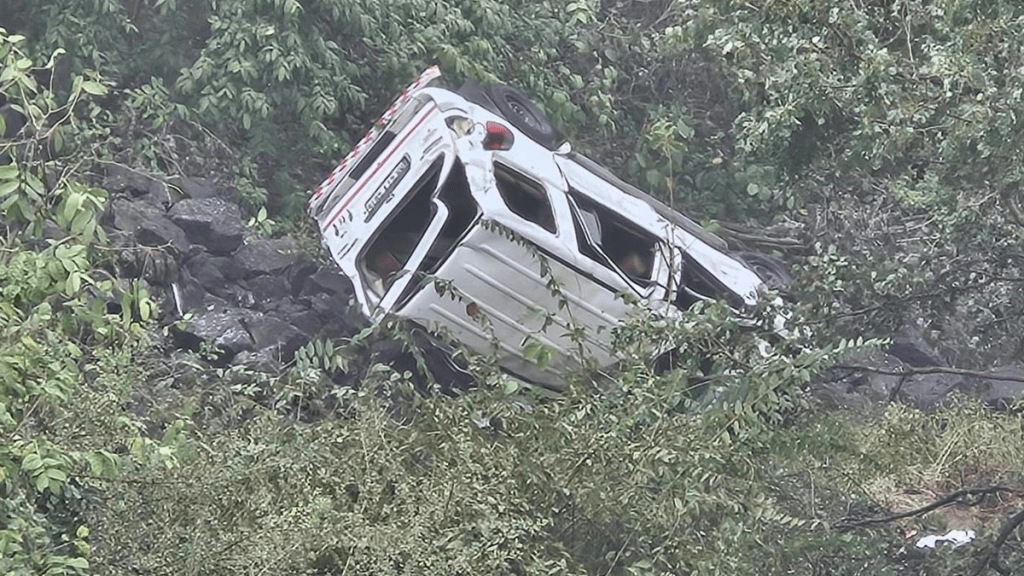 Kannada Ghat jalgaon, four people died seven others injured car fell ravine fog darkness