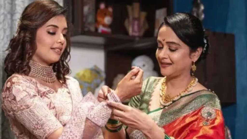 zee marathi awards 2023 actress mrinal kulkarni praised her daughter in law shivani rangole