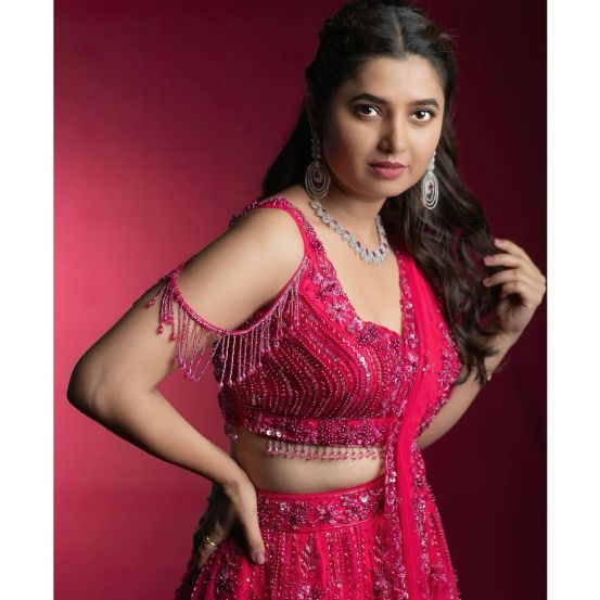 prajakta mali wear 12 kilo ghagra for her new photoshoot