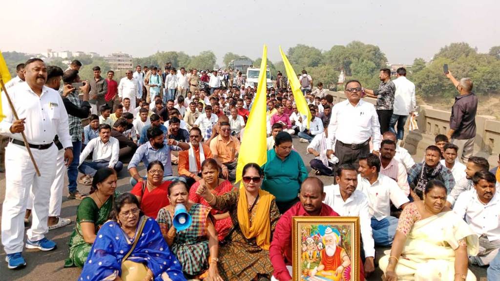 tribal koli community protesters rastra roko in jalgaon