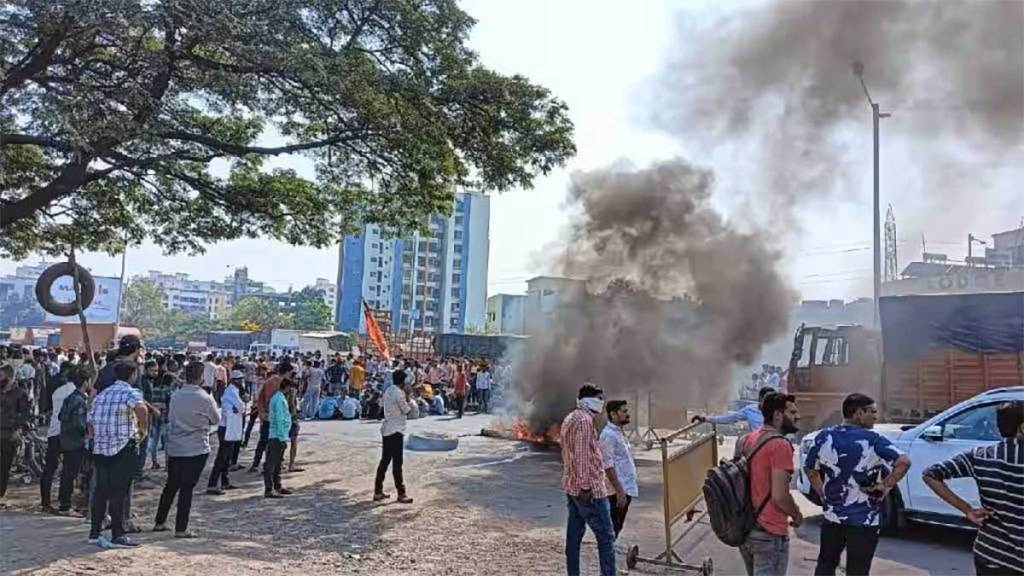 police registred fir against 500 people protesting near navle bridge for maratha reservation